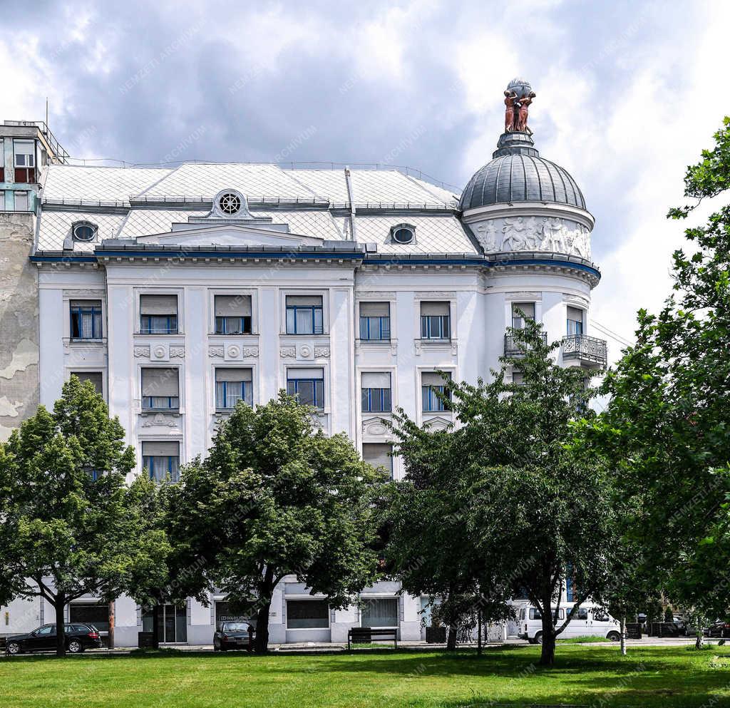 Épületfotó - Debrecen - Iparkamara a Petőfi téren