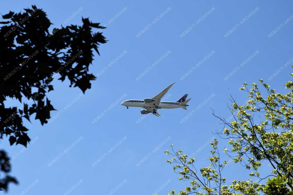 Légi közlekedés - Budapest - Leszálló repülőgép a Füredi úti lakótelep felett