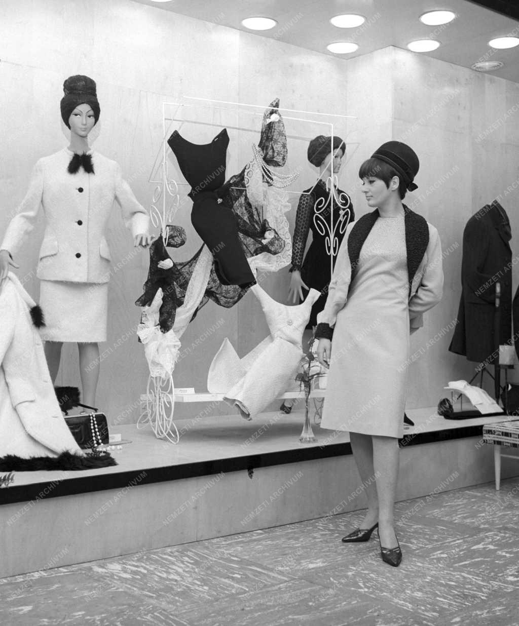 Kereskedelem - Divat - Budapesti Ruházati Kisipari Szövetkezetek bemutatóterme