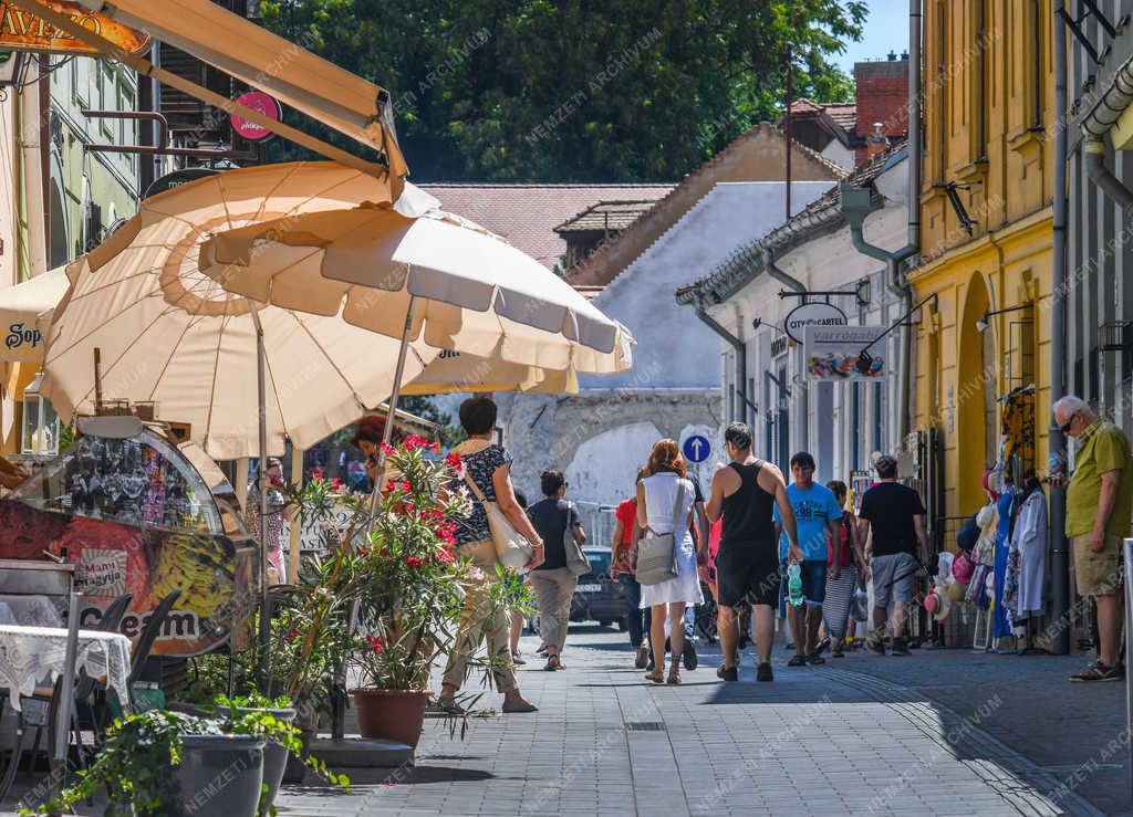 Turizmus - Eger - Városnézők 