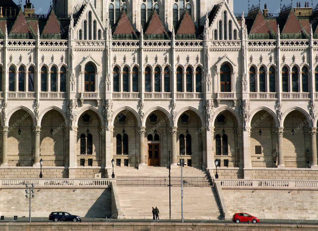 Épület - Budapest - A Parlament felújított épülete 