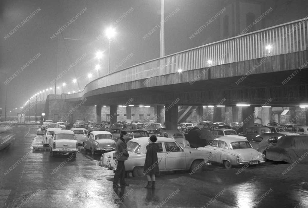 Közlekedés - Parkoló az Erzsébet hídnál