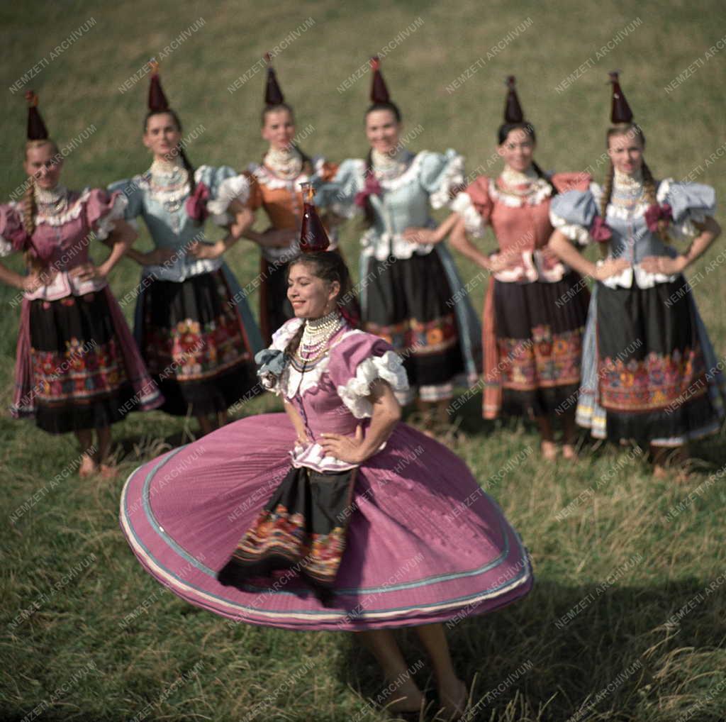 Kultúra - Magyar Állami Népi Együttes - Üvegestánc