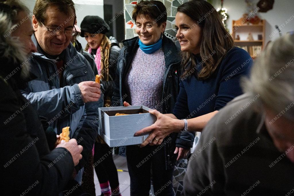 Hajléktalanoknak készített ajándékcsomagokat Novák Katalin