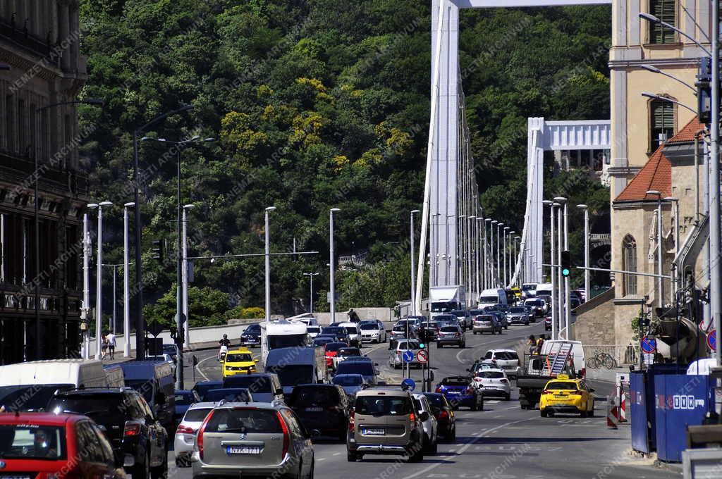 Közlekedés - Budapest - Csúcsforgalom az Erzsébet hídon