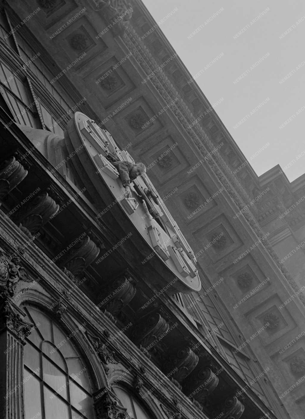 Városkép-életkép - Keleti Pályaudvar órájának ellenőrzése