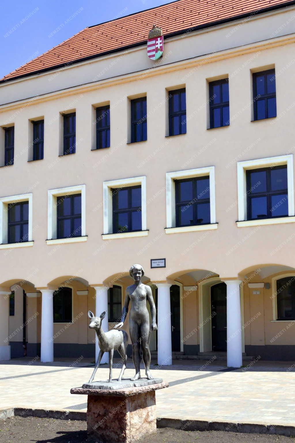 Városkép - Oroszlány - Megújult középület a városközpontban