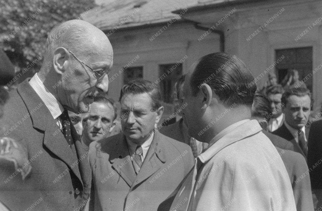 KÁROLYI M. ÉRKEZÉSE a határon