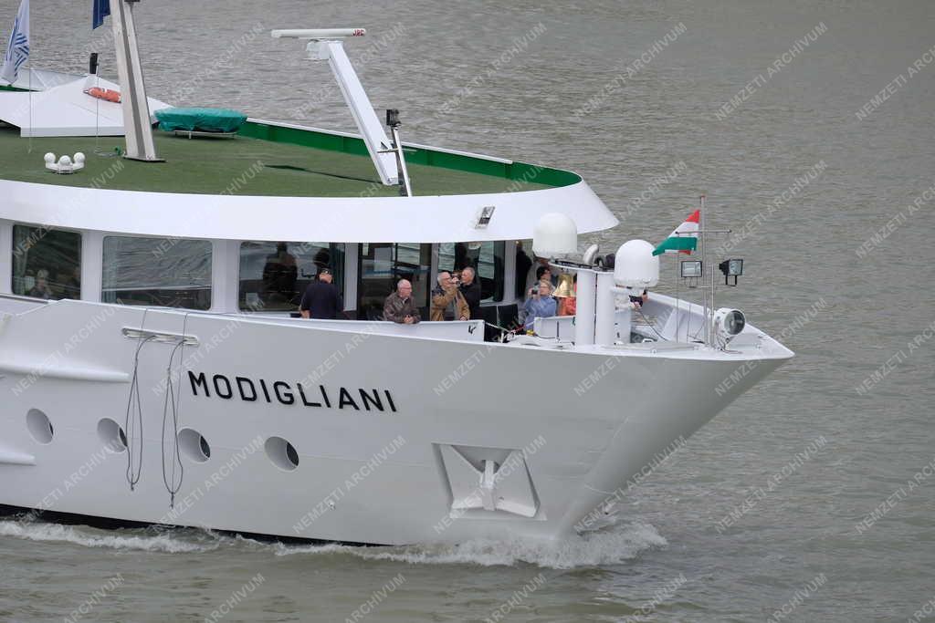 Vízi közlekedés - Budapest - Szállodahajó 