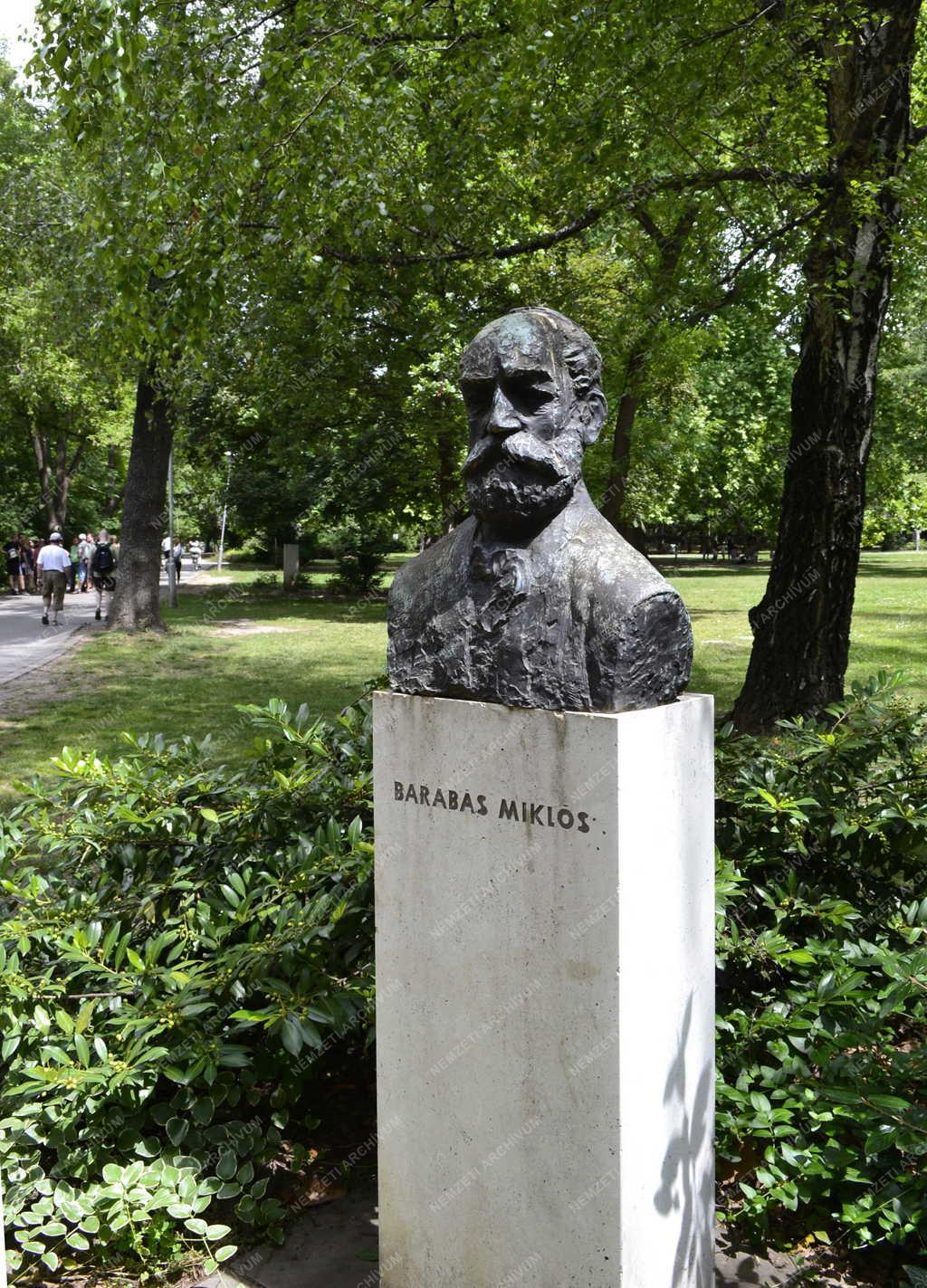 Műalkotás - Barabás Miklós festőművész mellszobra