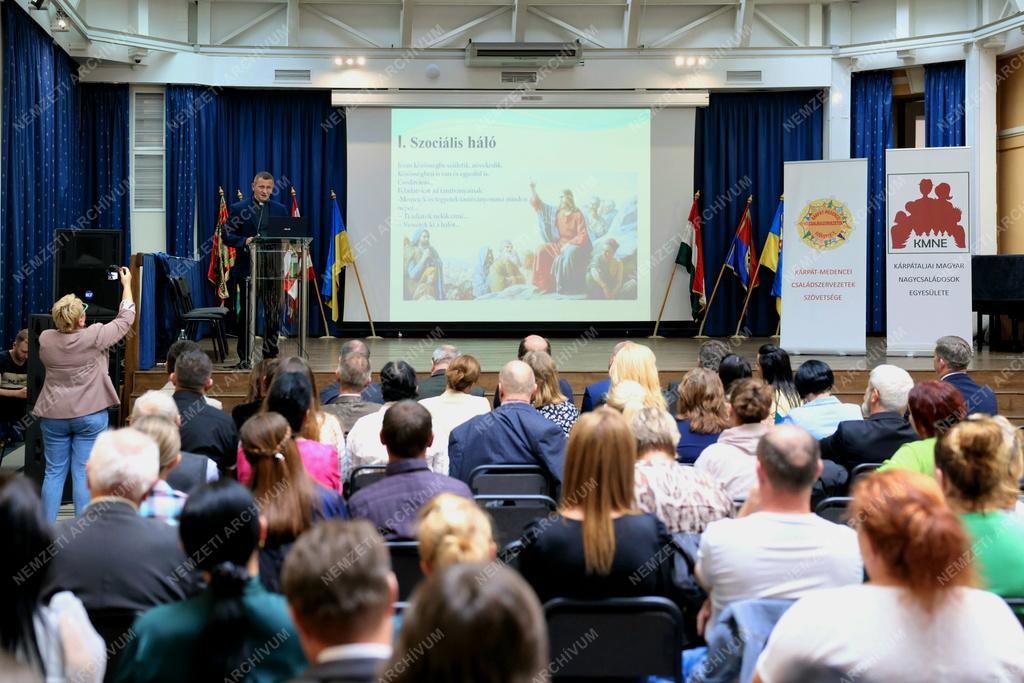 Kárpát-medencei Családok Konferencia Beregszászon