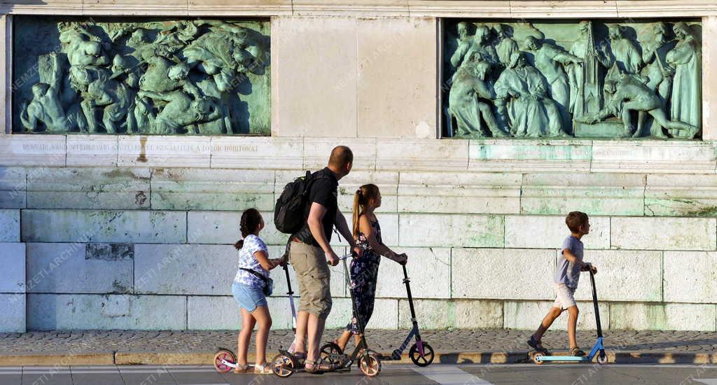 Városkép - Budapest - Turisták a Hősök terén