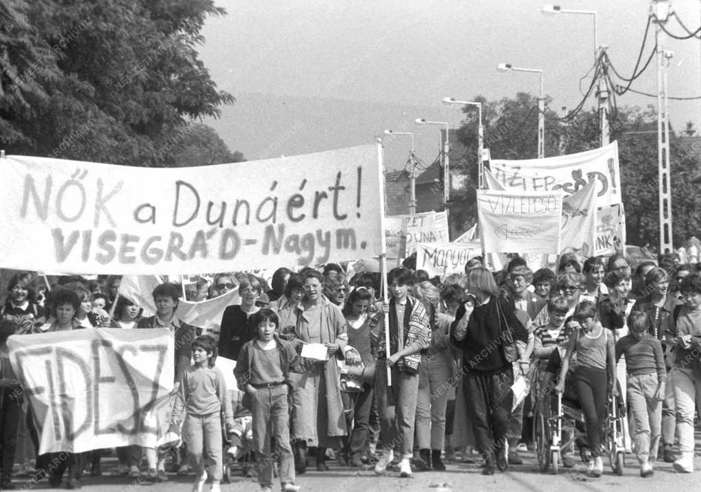 Belpolitika - Tüntetés Nagymaroson
