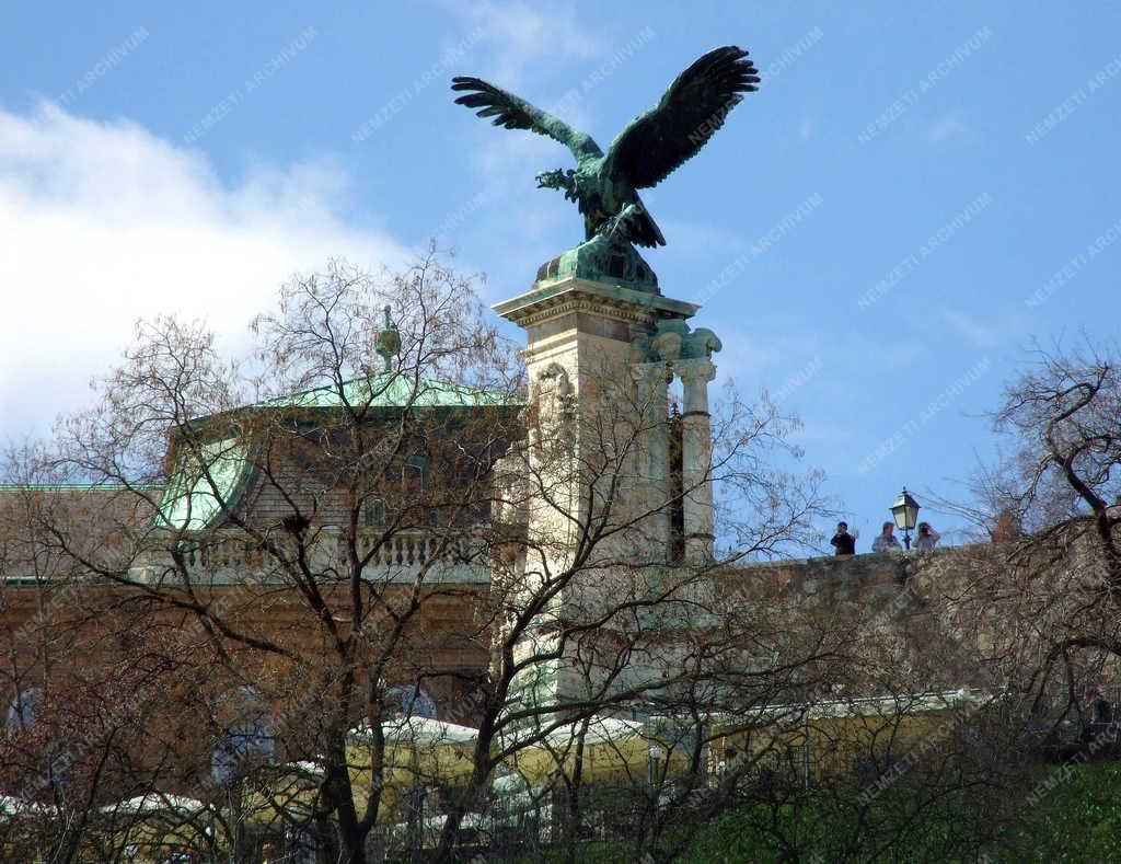 Műemlék - Budapest -A budavári turulszobor