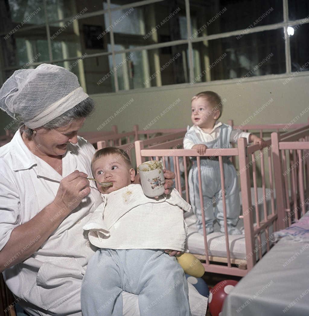 Ipar - Hazai Fésűsfonó és Szövőgyár csecsemőotthona