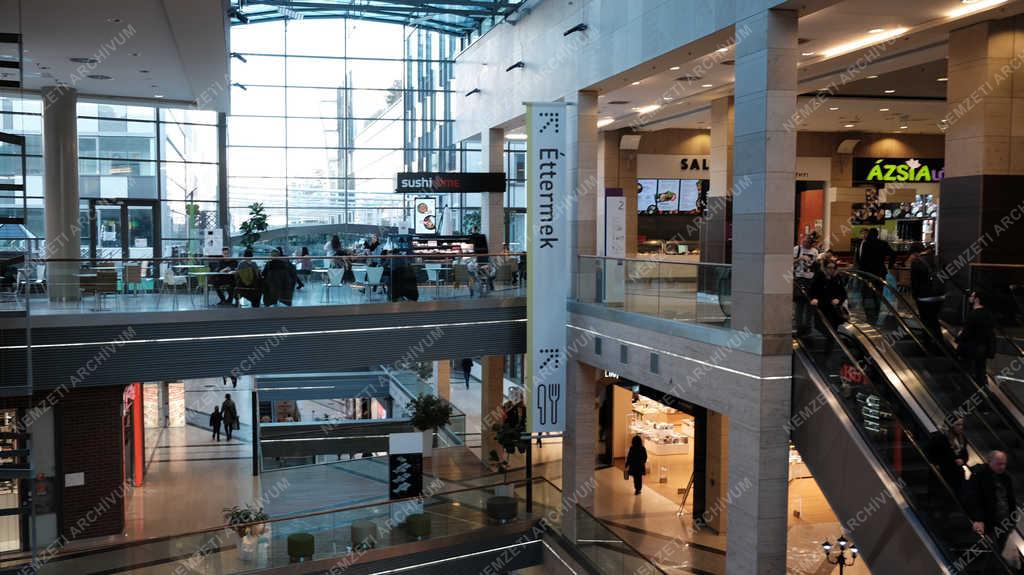 Kereskedelem - Budapest - Corvin Plaza 