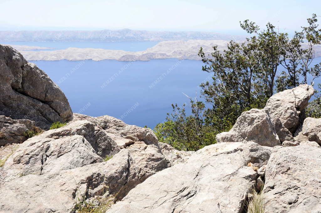 Tájkép - Kilátás a Pag szigetre a Velebit hegyről