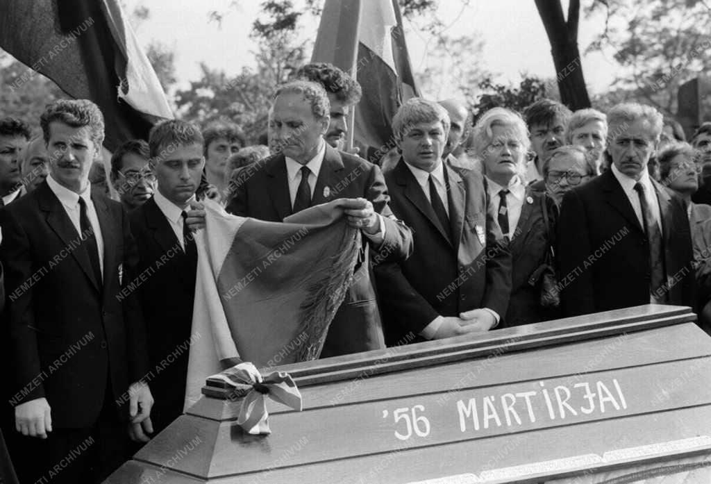 Belpolitika - Nagy Imre és mártírtársai újratemetése