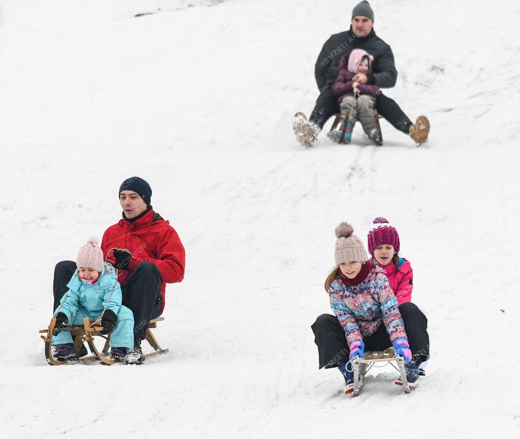 Szabadidő - Debrecen - Szánkózók