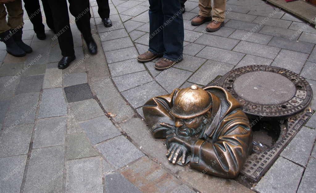 Műalkotás - Pozsony - A csatornából kikandikáló munkás szobra