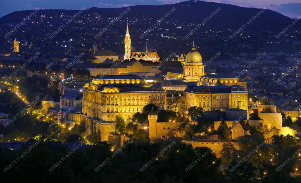 Városkép - Budapest - A Budai Vár esti fényben