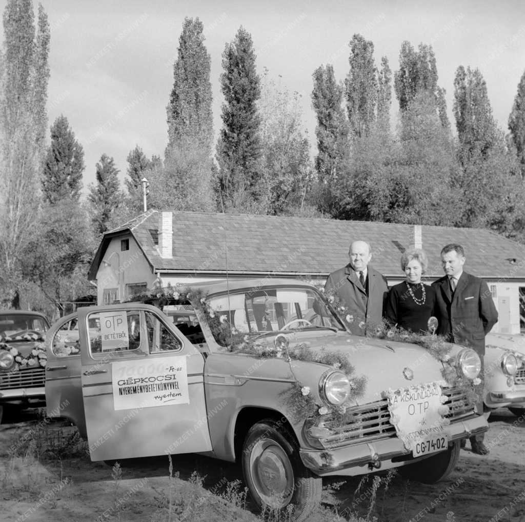 Szerencsejáték - Közlekedés - OTP Gépkocsinyeremény-betétkönyvvel elnyert autók felvonulása