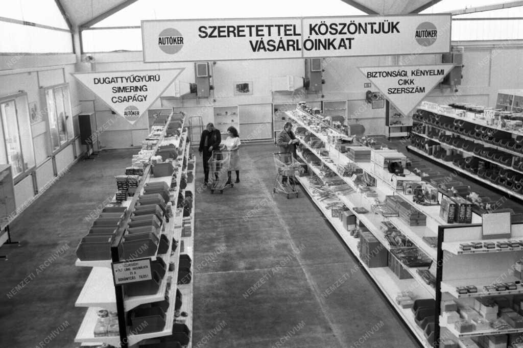 Vállalat - Raktárkészlet - Az Autóker raktáráruháza