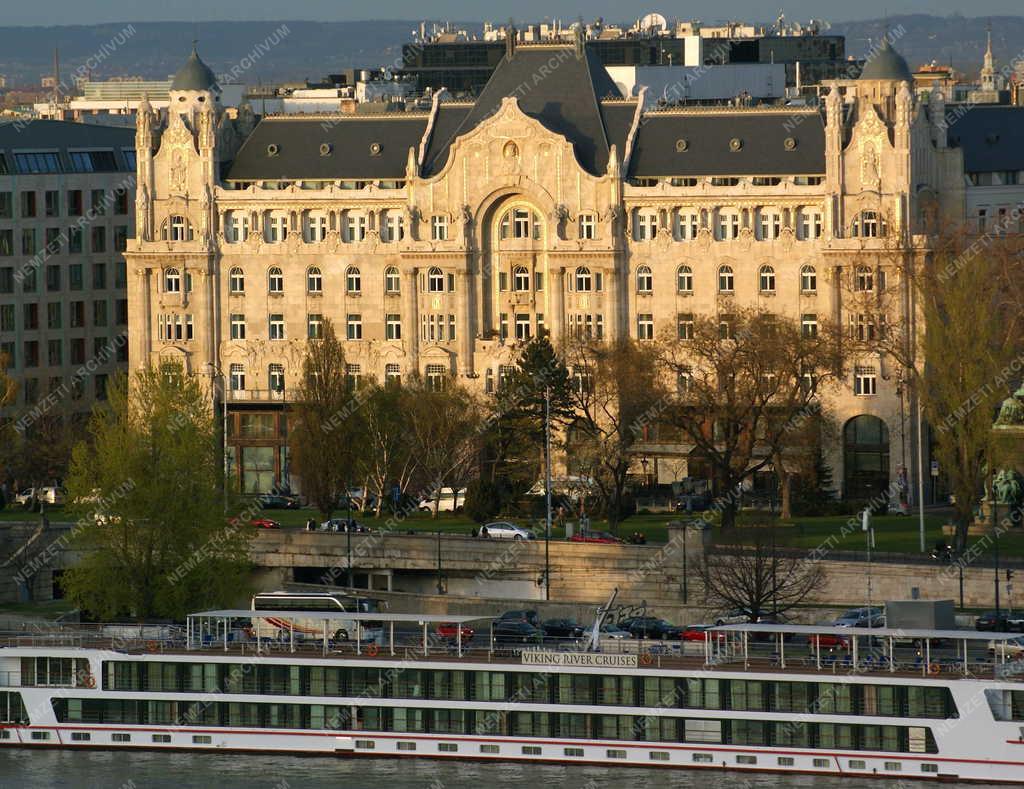 Táj, város - Budapest - Hotel Gresham Palace 