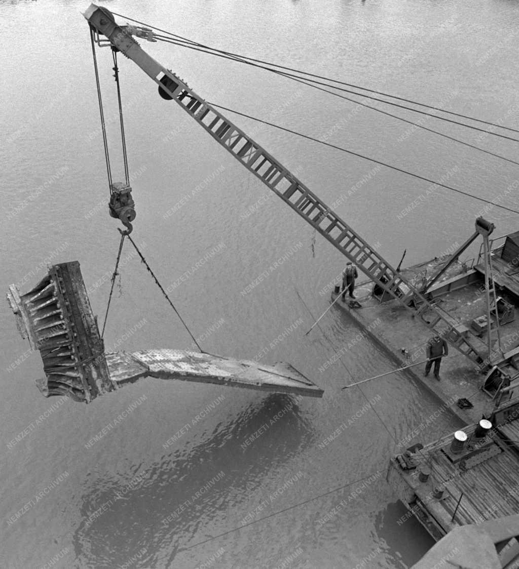 Építőipar - Kiemelik a Tiszából az Eiffel híd maradványait