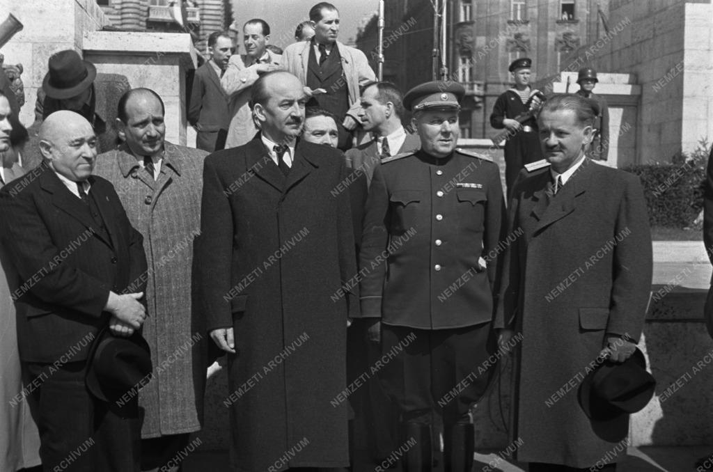 A FELSZAB. ÉVFORD Szabadság tér