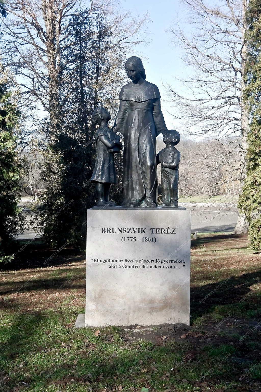 Martonvásár - Brunszvik Teréz grófnő szobra 