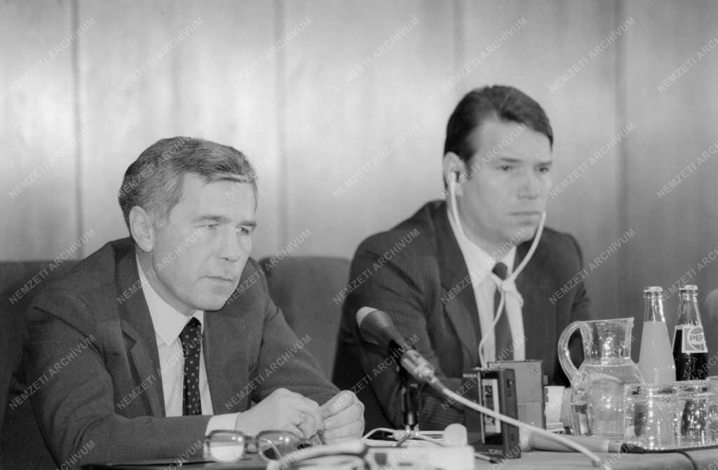 Külpolitika - Horn Gyula nemzetközi sajtótájékoztatója