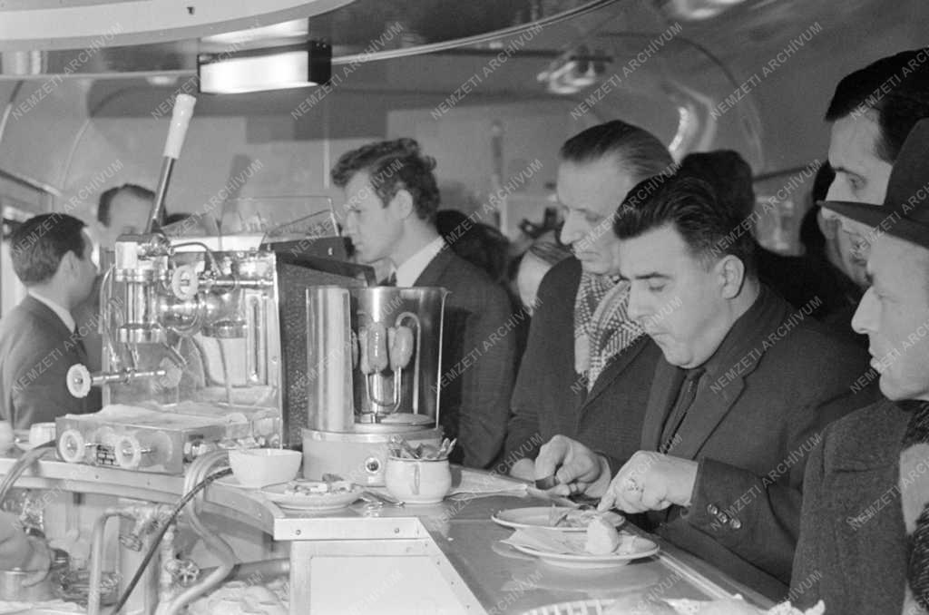 Közlekedés - Vendéglátás - A Tokaj expressz bisztrókocsijában