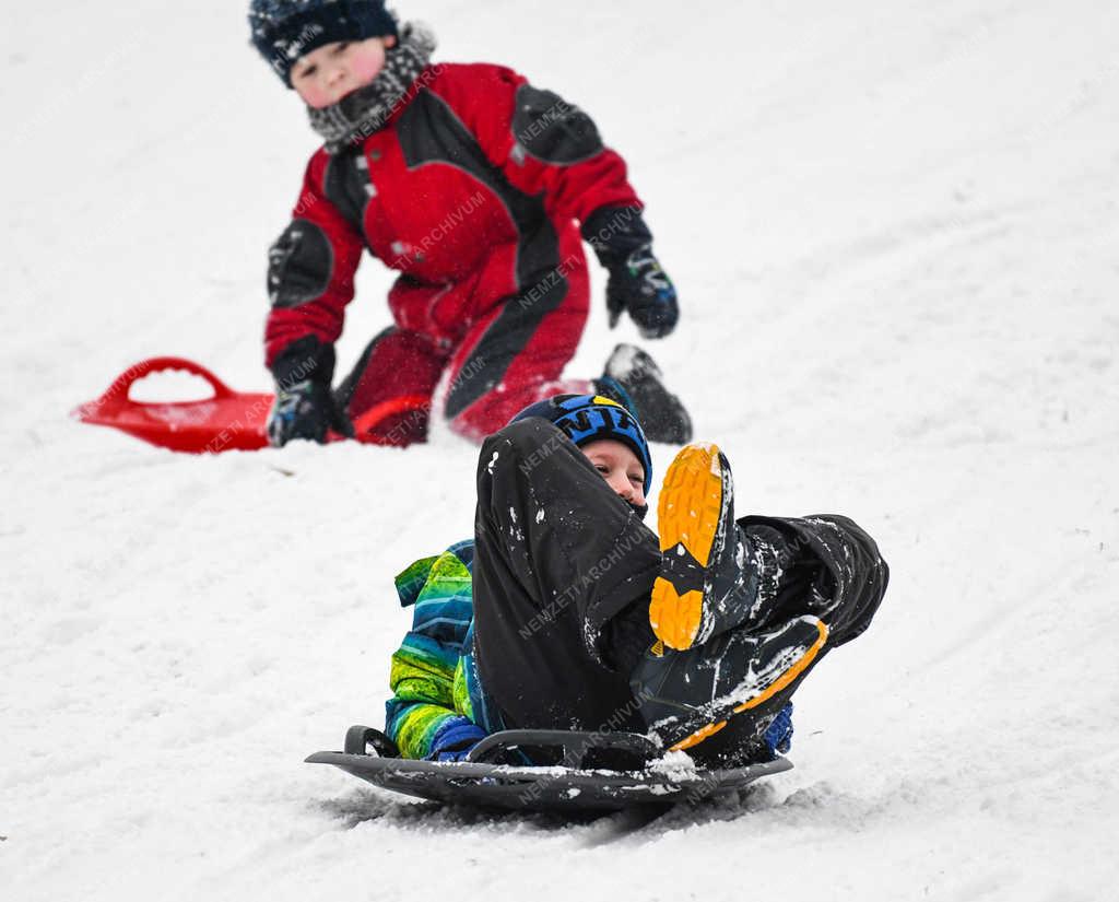 Szabadidő - Debrecen - Szánkózók