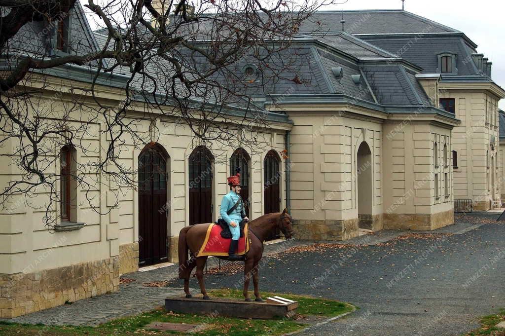 Épület - Keszthely - Lovas huszár a Helikon Kocsimúzeum előtt