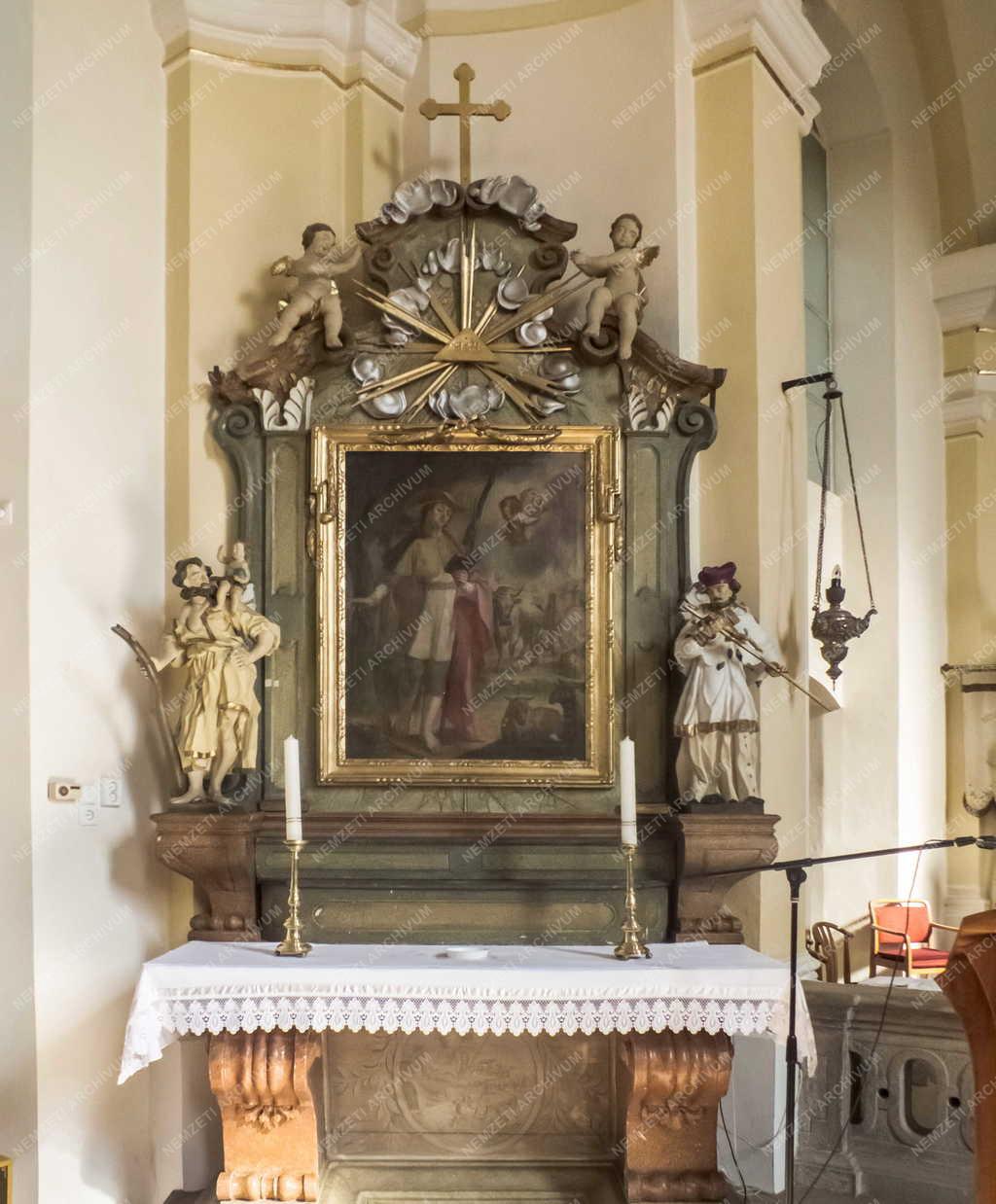 Egyházi épület - Verőce - Mellékoltár a katolikus templomban