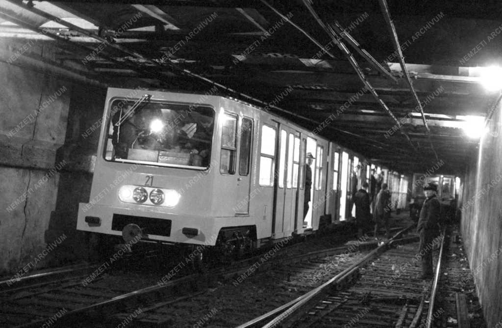 Tömegközlekedés - Járműipar - Futáspróbán a földalatti új kocsijai