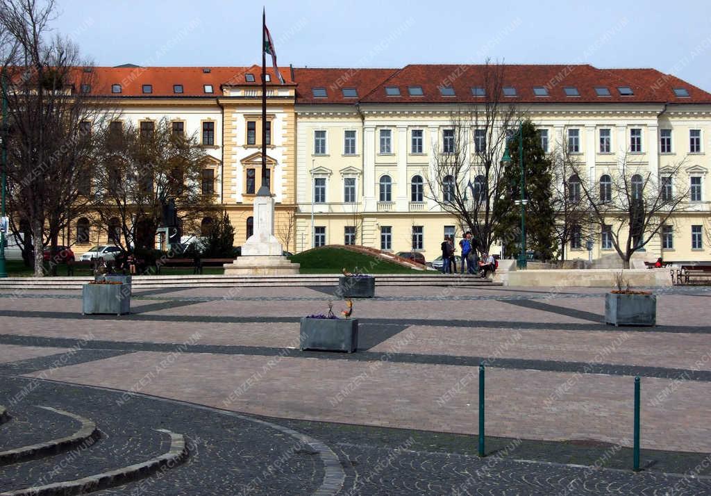 Városkép - Szekszárd - A Törvényszéki Palota a főtéren