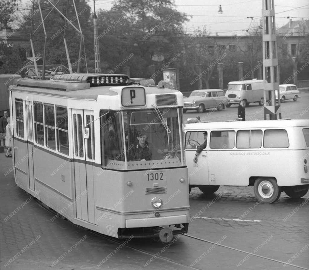 Járműipar - Tömegközlekedés - Próbaúton az új csuklós villamos