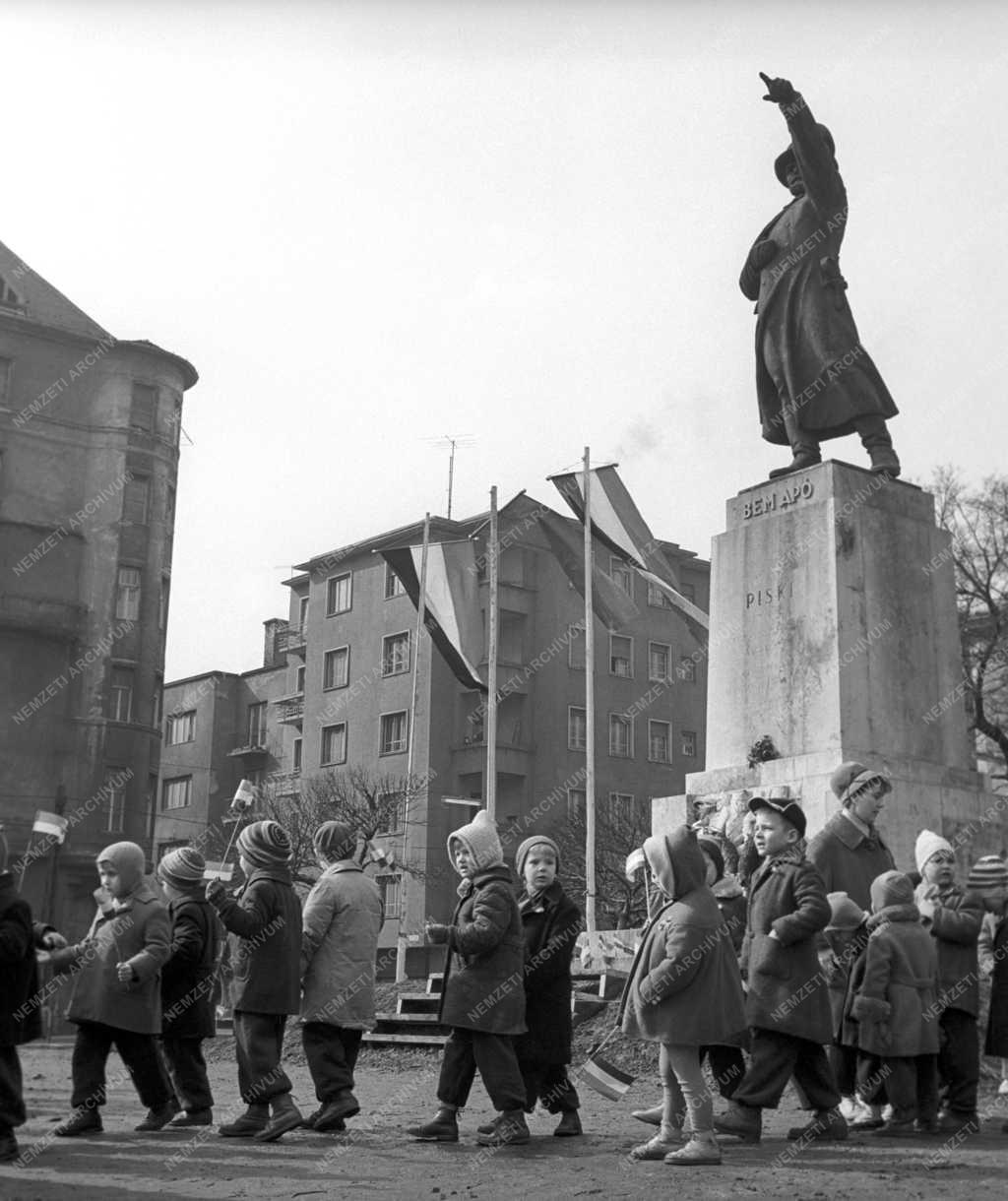 Ünnep - Március 15 - Koszorúzás a Bem-szobornál
