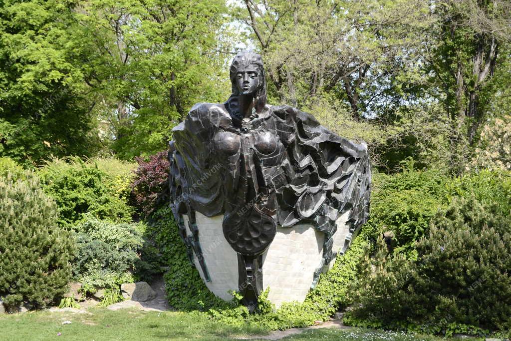 Műalkotás - Budapest - Őshajó című szobor