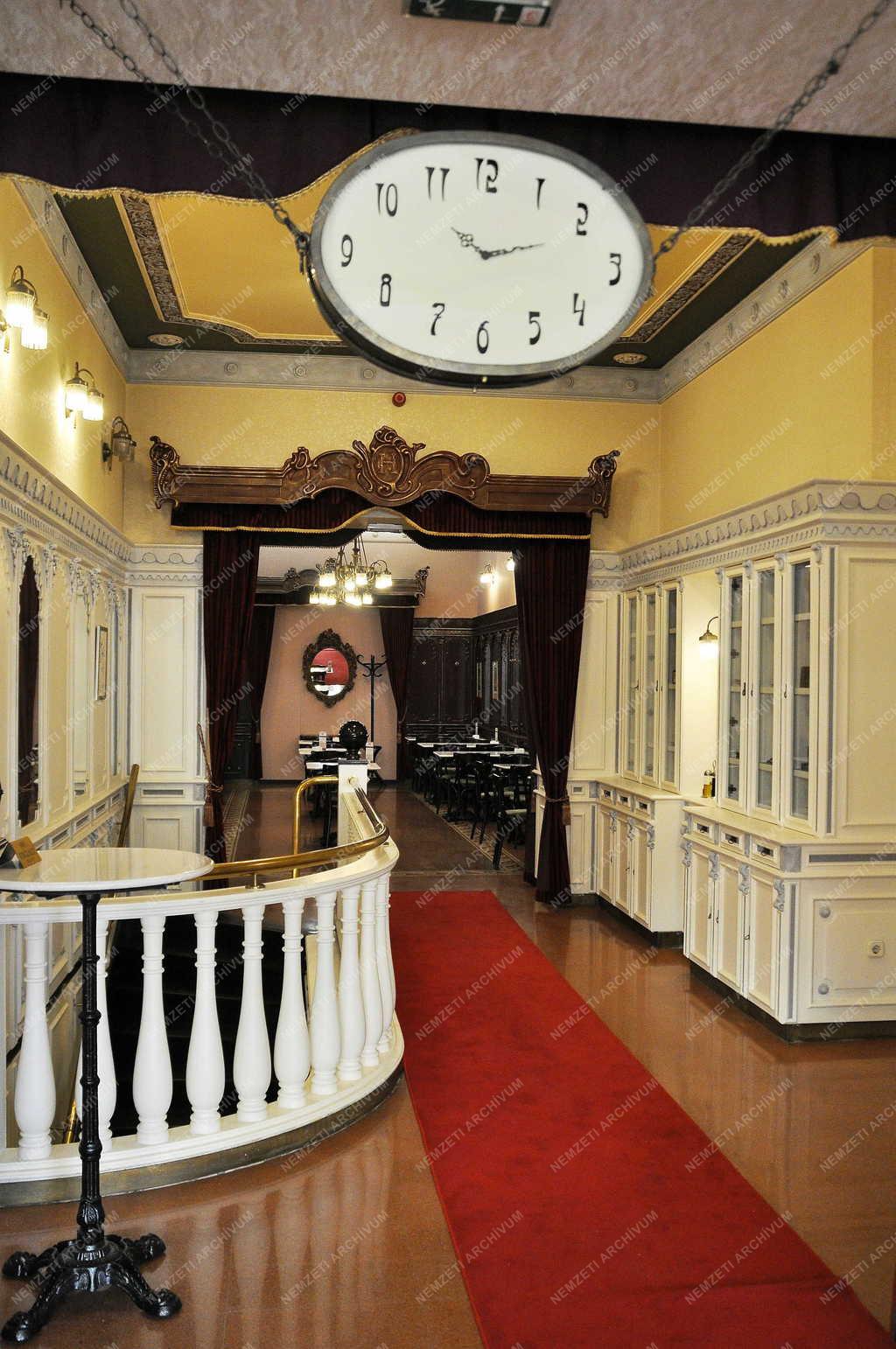 Vendéglátás - Budapest - Újra kinyitott a Hauer cukrászda 