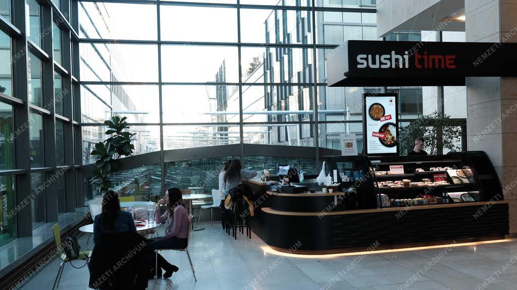 Kereskedelem - Budapest - Corvin Plaza 