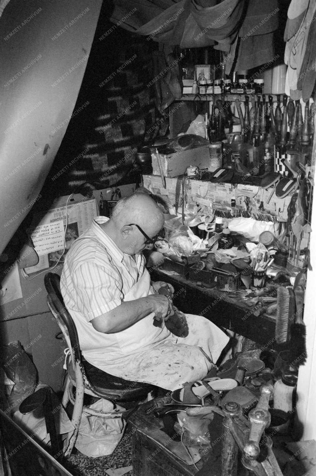 Életkép - Foglalkozás - 75 éves cipészmester