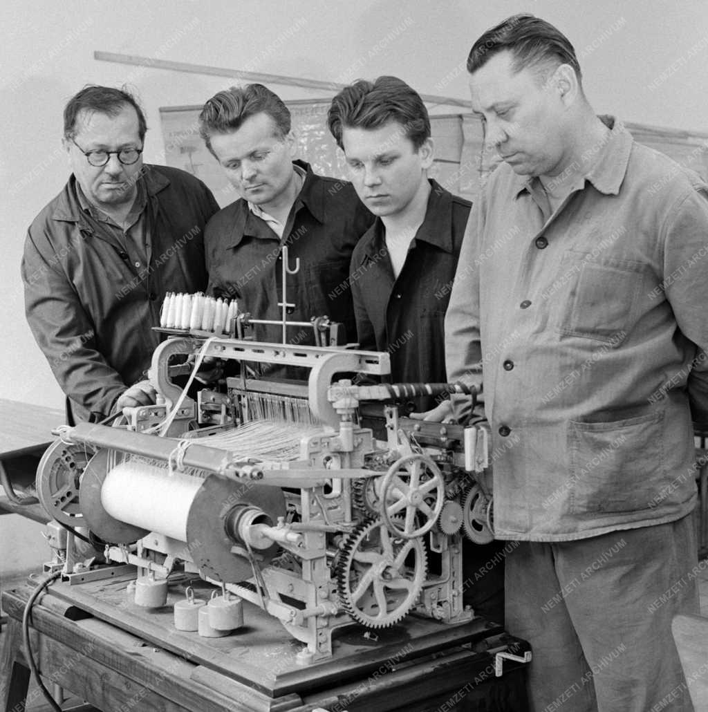 Ipar - Miniatűr szövőgép a Pamutnyomóipari Vállalatnál