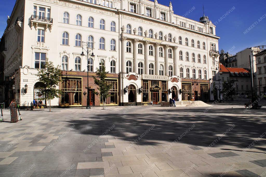 Városkép - Budapest - Megújult a Vörösmarty tér 