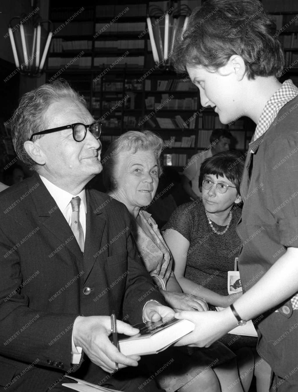 Kultúra - Irodalom - Németh László dedikál