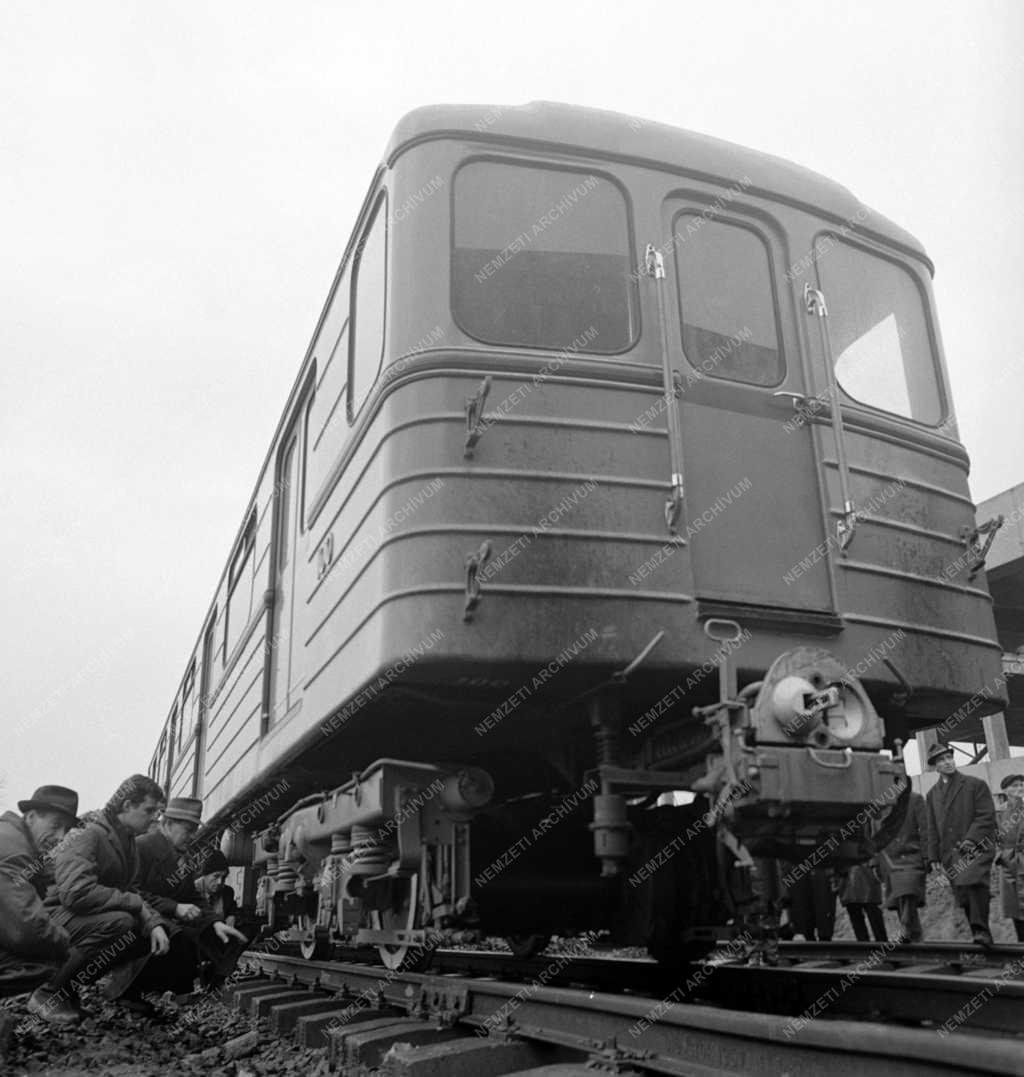 Közlekedés - Az első metrószerelvény érkezése
