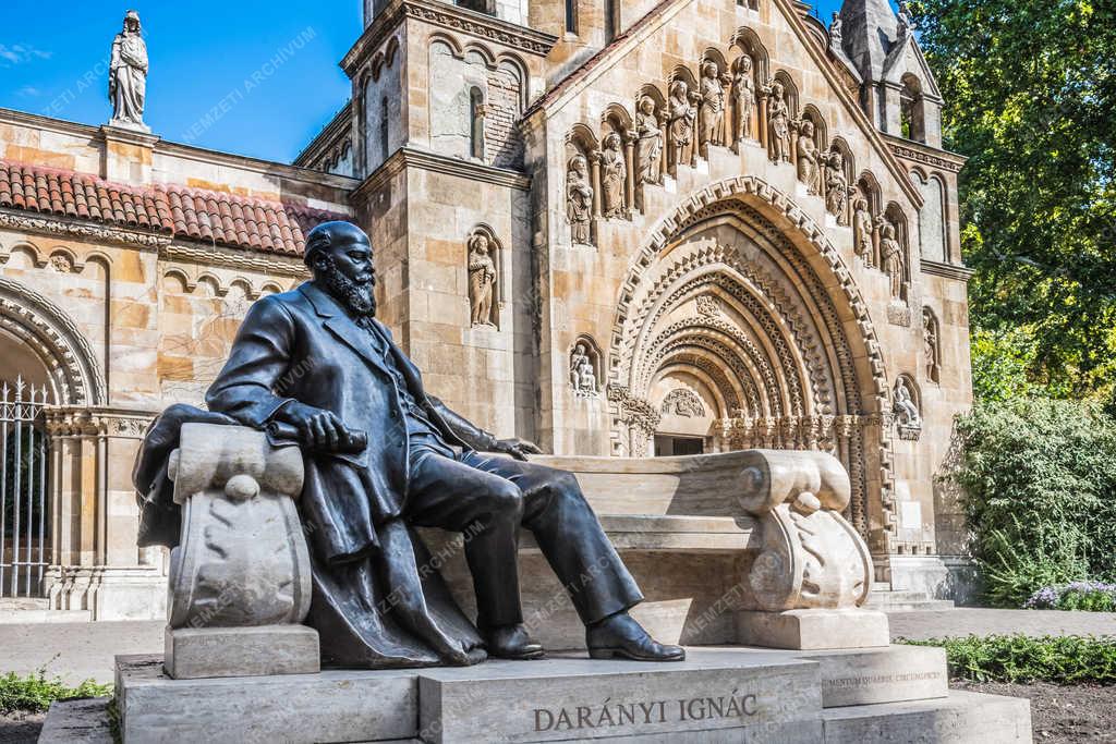 Dr. Darányi Ignác szobra