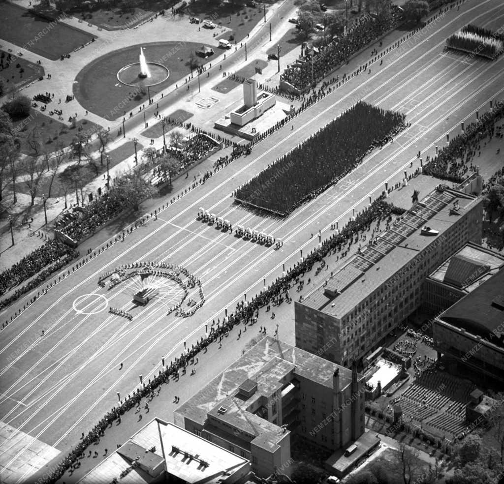 Városkép - Budapest - Felvonulás május elsején a fővárosban